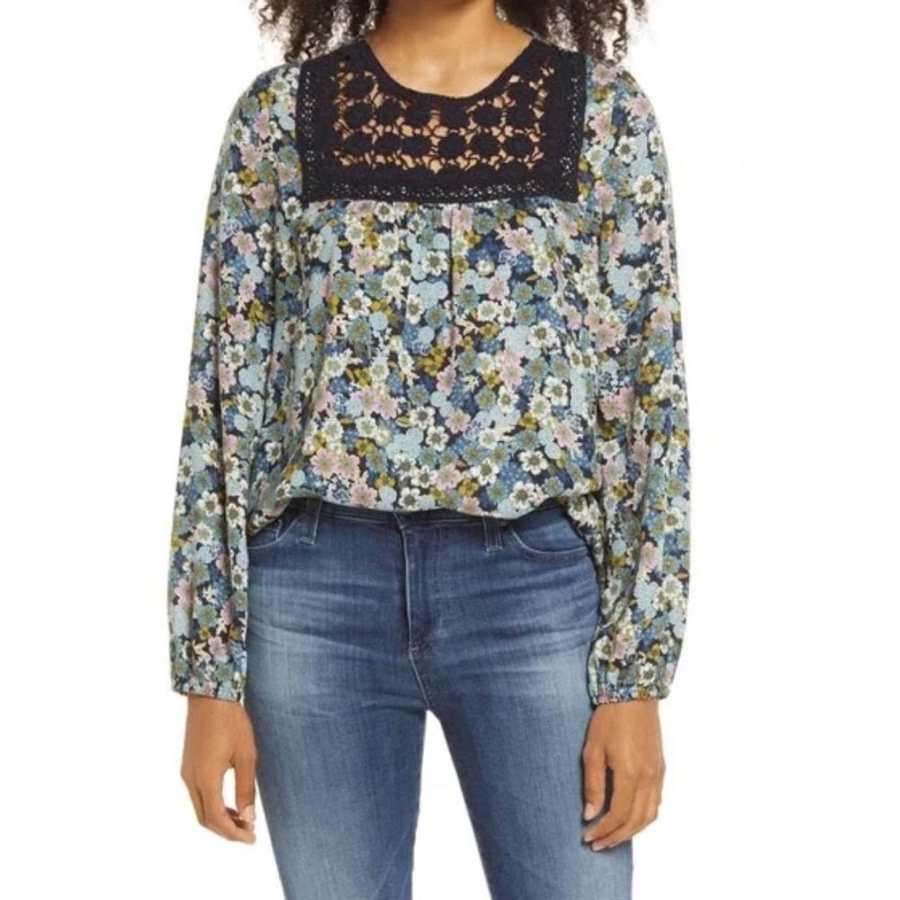 Great condition Caslon Blue Floral Blouse Crochet Yoke Top Womens Medium Cottage